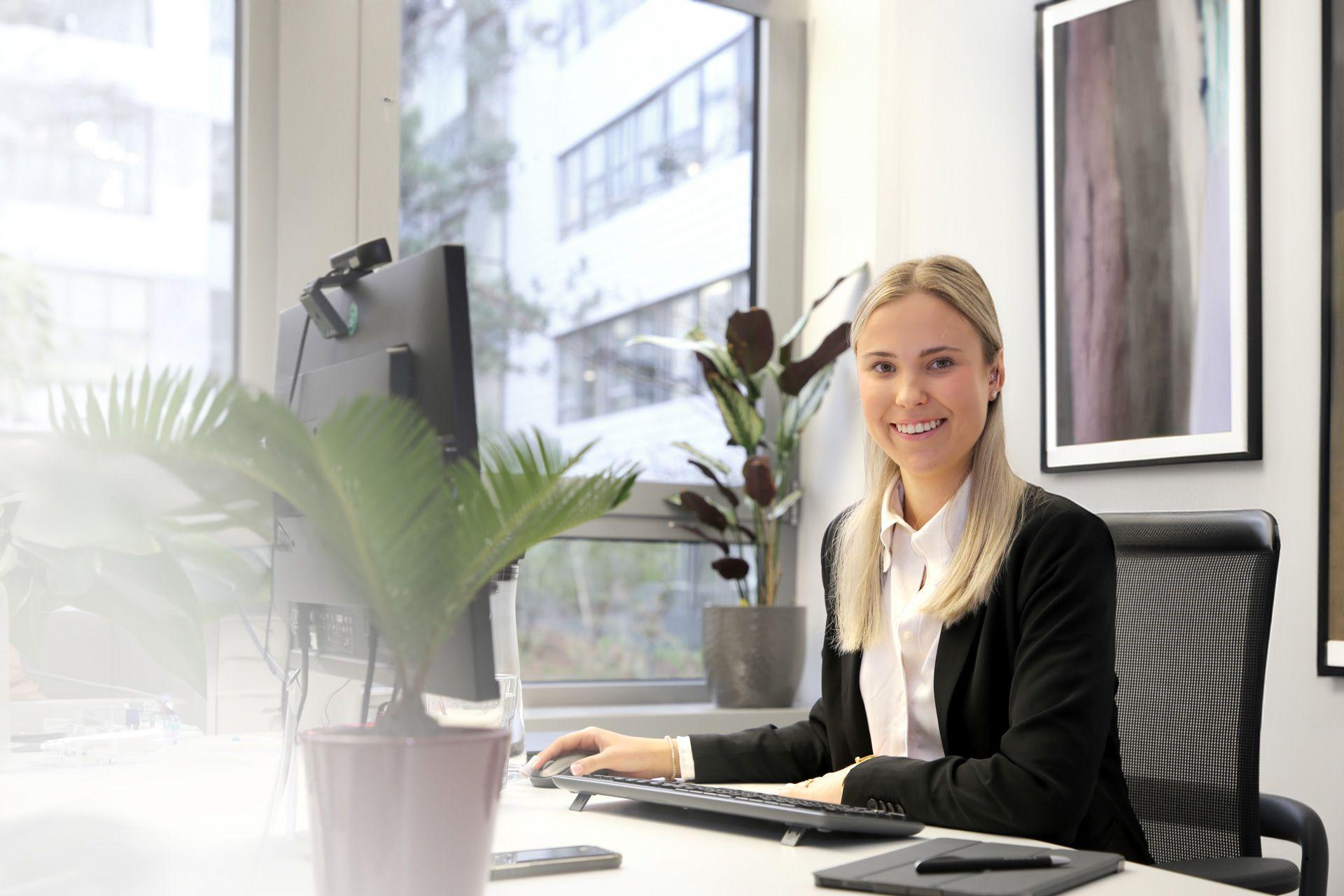 ECOVIS KSO Kontakt young business woman junge Frau