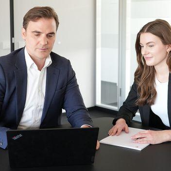 Bewerbungsprozess bei ECOVIS KSO Mann und Frau in Gesprächssituation