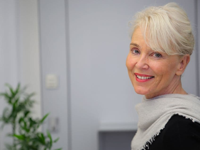 ECOVIS_KSO_Professionals Business Woman grey hair graue Haare Frau