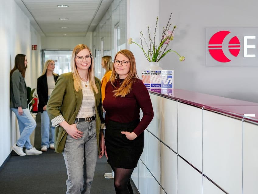 Lena und Jessica am Empfang