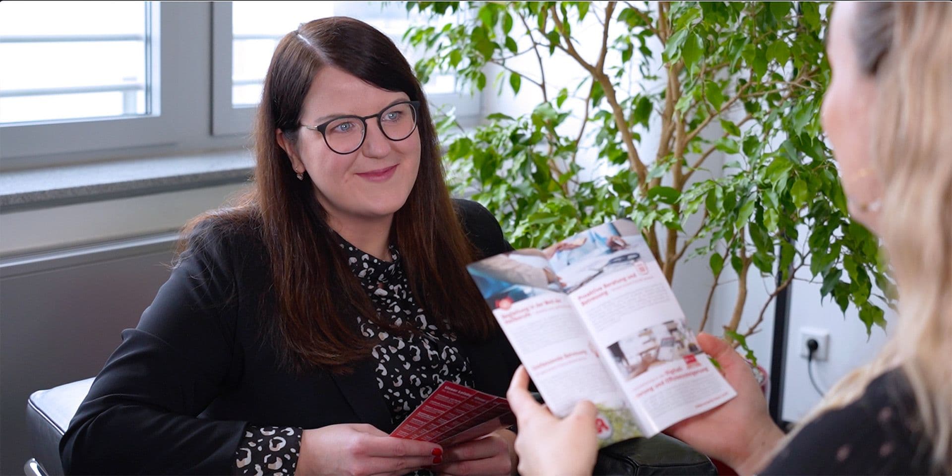 Stefanie Anders mit ihrem Flyer für den Heilberufe-Bereich
