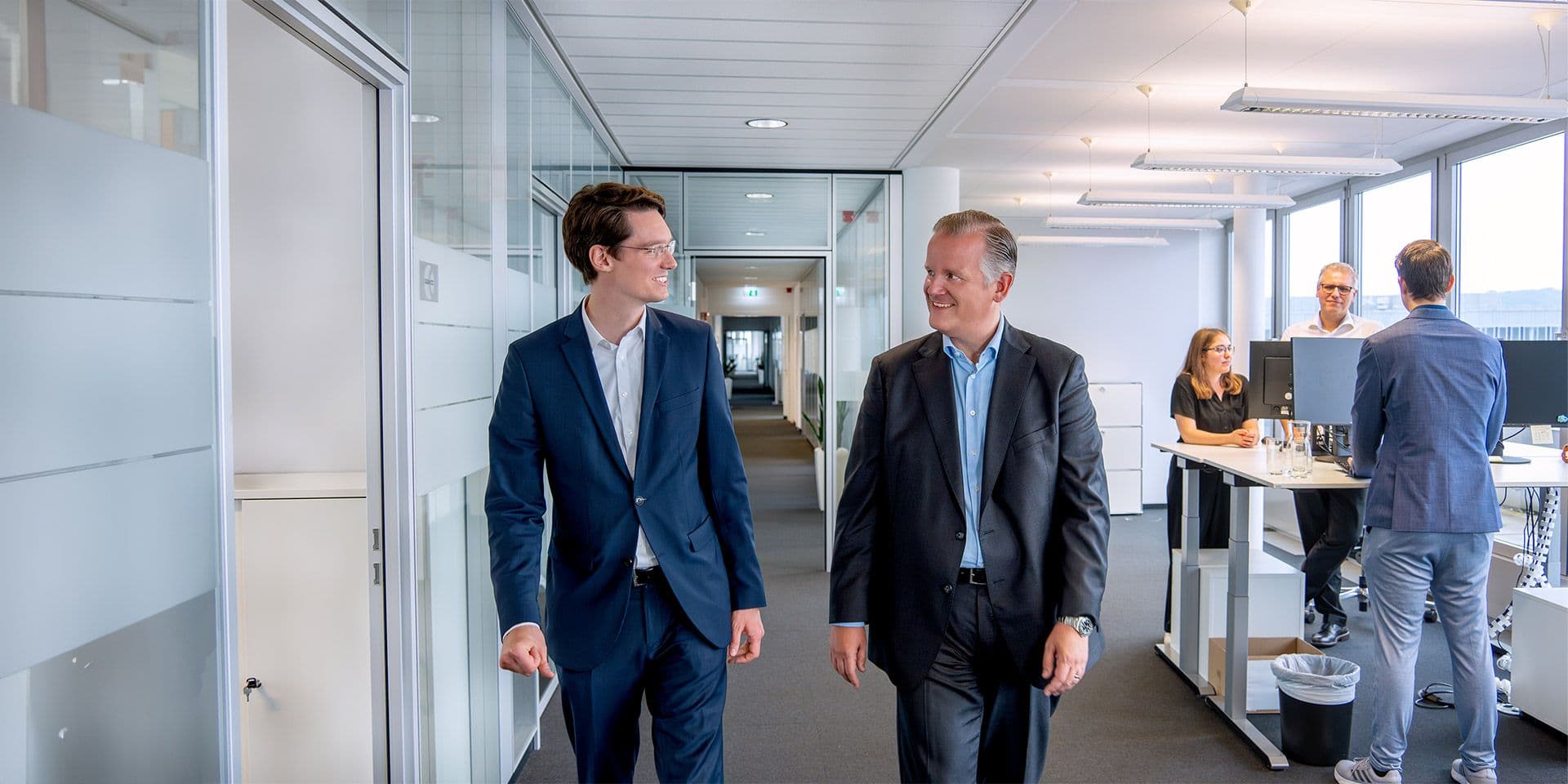 Wirtschaftspruefung-Header Kay Hüneke und Thilo Marenbach im Großraumbüro