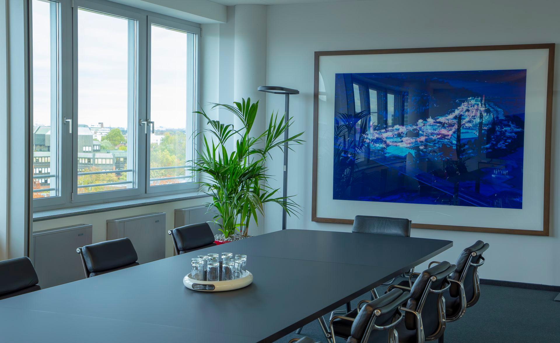 Besprechungsraum Düsseldorf 9 Etage mit riesigem blauen Bild an der Wand